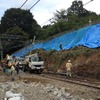 東武鉄道の日光線と鬼怒川線は9月18日中に全区間再開する見通しとなった。写真は日光線下小代駅構内の復旧作業。