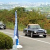 フェアレディ2000、後ろはMG TD