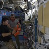終了したJAXA PCG実験の実験サンプルを確認する油井宇宙飛行士