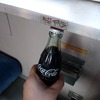 缶飲料が普及する前の国鉄車両には、窓側のテーブルに瓶ジュース用の栓抜きが設置されていた。