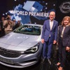 新型オペルアストラを初公開するGMのメアリー・バーラCEO（フランクフルトモーターショー15）