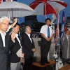直嶋正行元経産相（左）と演説する枝野幸男民主党幹事長（右）
