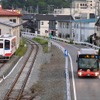 東北BRTと津波注意報を受けて一時運休した。写真は大船渡線BRT（右）。