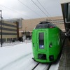 北海道新幹線と在来線が線路を共用する形になる青函トンネルは、定期運行の在来線旅客列車が全て廃止される見込み。写真は青函トンネルを通る特急『スーパー白鳥』。