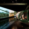 《農民とヘリコプター》 2006年 3チャンネルビデオ、カラ―、サウンド、ヘリコプター Collaborating Artists: Hai Quoc Tran, Le Van Danh, Phu-Nam Thuc Ha, Tuan Andrew Nguyen Commissioned by Queensland Gallery of Modern Art, Australia 展示風景：「リフレクション：アートに見る世界の今」堂島リバービエンナーレ2009、大阪写真：福永一夫