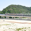 仙石線の高城町～石巻間は震災前に比べ利用者が1割ほど減った。写真は内陸寄りにルートが変更された陸前大塚～東名間の高架橋を走る仙石線の電車。