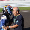 勝利を喜ぶ土屋親子（左：武士、右：春雄氏）。