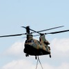 自衛隊の大型ヘリコプター「CH-47チヌーク」は、車両の吊り下げ運搬を実演。