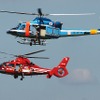 吊り上げ訓練を実演する警視庁と消防庁のヘリ。開催直前に大規模な災害があっただけに、例年以上に注目された。