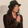 にこやかに話す、働くお父さん代表の辻仁成氏