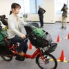 子ども2人分のウェイトを乗せて試乗する
