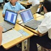 3～4人の班をつくりグループで仮説を立てて検証。他の生徒の答えもタブレットPCから閲覧できる