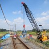 仮設橋台の設置作業が進められている姿川第二避溢橋りょう。10月上旬にも再開の見込みだ。