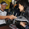 F1日本GP木曜サイン会に出席するバトン