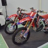 SHOWA SFF-Air（Separate Function Front Fork-Air）装着車。