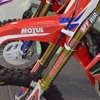 SHOWA SFF-Air（Separate Function Front Fork-Air）装着車。