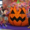 西武のハロウィンイベント「SEIBU HALLOWEEN 2015 in NERIMA」が10月13日から始まった。同日午前には練馬駅に設置されたオブジェの前でセレモニーも開かれた。