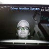 車内では赤外線センサーでドライバーの瞼や顔の動きを常に検出