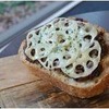 「YEBISU GARDEN CINEMA」併設の「＆CAFE」では「牛肉のラグーとレンコン パルミジャーノタルティーヌ」（単品600円、ドリンクセット900円）が販売される。