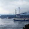 糸山公園から来島海峡を眺める。このとき潮流は南流で、左側航行をとる自動車運搬船が潮の流れに逆らって西へと向かう。東へ行く船は写真中央の馬島の向こうを通る