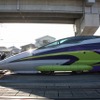 「エヴァンゲリオン」に似たデザインで装飾された山陽新幹線500系「500 TYPE EVA」。11月7日から新大阪～博多間で運行される。