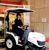 「三越日本橋本店」の本館1階・室町口前には、農業女子向けのトラクター（しろプチ）を展示