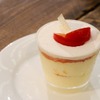 「日本橋三越本店」の本館1階・中央ホール内のカフェで提供されるスイーツ