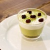 「日本橋三越本店」の本館1階・中央ホール内のカフェで提供されるスイーツ