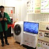 「日本橋三越本店」の本館7階（はじまりのカフェゾーン）では、土や泥などの汚れをキレイに洗浄できる洗濯機を展示