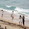 角島の人気スポット、コバルトブルービーチではしゃぐ男女