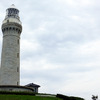 10月24日に夜間特別公開が行われる角島灯台（山口県下関市豊北町）。らせん階段を伝って灯塔項部までのぼることができる