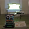 操作端末のタブレットに向かって柏手を打つと