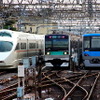 千代田線に乗り入れているJR東日本のE233系2000番台（中央）と小田急電鉄の4000形（右）。保安装置などを改造し、E233系は小田急線に、4000形はJR常磐線にも乗り入れできるようにする。