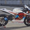 2015マン島TTレース TT Zero Challengeクラス優勝車、TEAM 無限の神電 四(SHINDEN YON）。