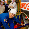 ソユーズ宇宙船に乗り込む油井宇宙飛行士
