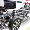 スズキのブースに展示されていた開発中のフルハイブリッドシャーシ（東京モーターショー15）