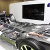 バッテリーはマイルドハイブリッドより大容量のモノを車体後部にマウントしている。（東京モーターショー15）