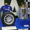 チェルシーのユニフォームの胸には「YOKOHAMA」の文字が輝く。そしてヨコハマの限定モデルタイヤにはチェルシーのロゴが刻印されている。