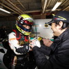 Q1突破を果たし、笑顔の#2 高橋一穂（左）。バトンを受けた加藤寛規がGT300ポール獲得を決めた。
