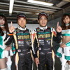 GT300ポールの#2 ロータス、加藤（中央左）と高橋（同右）。
