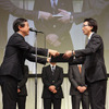 総務大臣賞授与（輿石総務大臣政務官より授与）