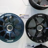 WECに供給している「RAYS World Endurance Championship Center Lock Racing Wheel」（左）と、SUPER GTに供給している「RAYS SUPER GT Center Lock Racing Wheel」