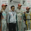 左から2位石浦、優勝の舘監督&ロッテラー、3位可夢偉。