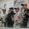 左から第2レース2位の一貴、優勝の手塚監督&山本、3位のオリベイラ。