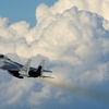 雲の中に去っていくF-15。