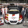 2013年、チーム無限のGT300ドライバーズ&チームタイトル獲得を祝しての記念撮影。