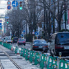 すすきの方面へ延びる外側線。車道が狭くなり、自転車は歩道と線路の間を走ることになるため、安全のための訓練走行が必要になった。