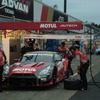 もてぎのピット、#1 GT-Rのスタッフが準備を進める。奥にはライバルの#12 GT-R。