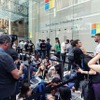 マイクロソフト・ストア・シドニー店開店街の人々　(C) Getty Images