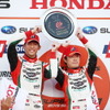 GT300優勝の中山（左）と嵯峨。